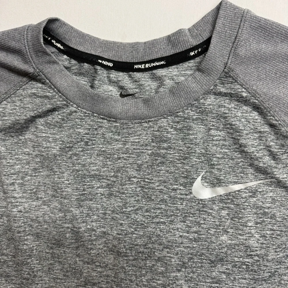 Nike XL Men's Long Sleeve Gray/Black Performance Training Top - Picture 10 of 13